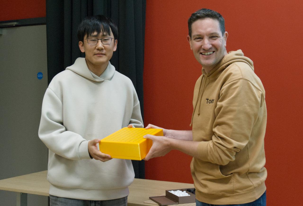 Xuanqi gets trophy from Tom Coulhard